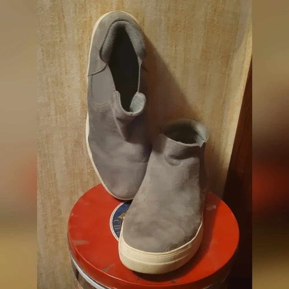 EUC Soda Grey suede wedge, sz 10